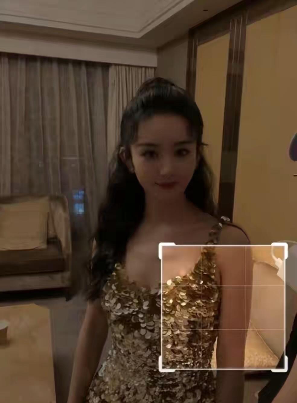 赵丽颖|赵丽颖穿吊带裙秀身材，四肢纤细瘦到骨头突出，却调侃自己太胖了