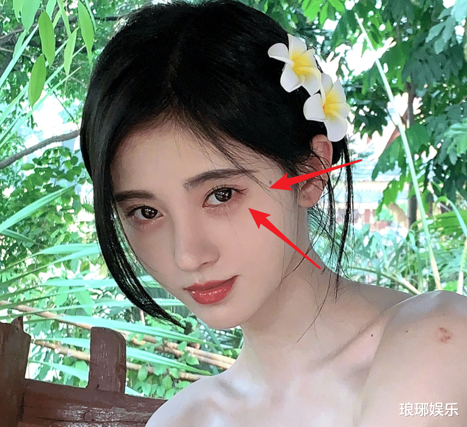 鞠婧祎|鞠婧祎晒旅游照，半永久妆容成焦点，保存照片时真实身高却露馅了