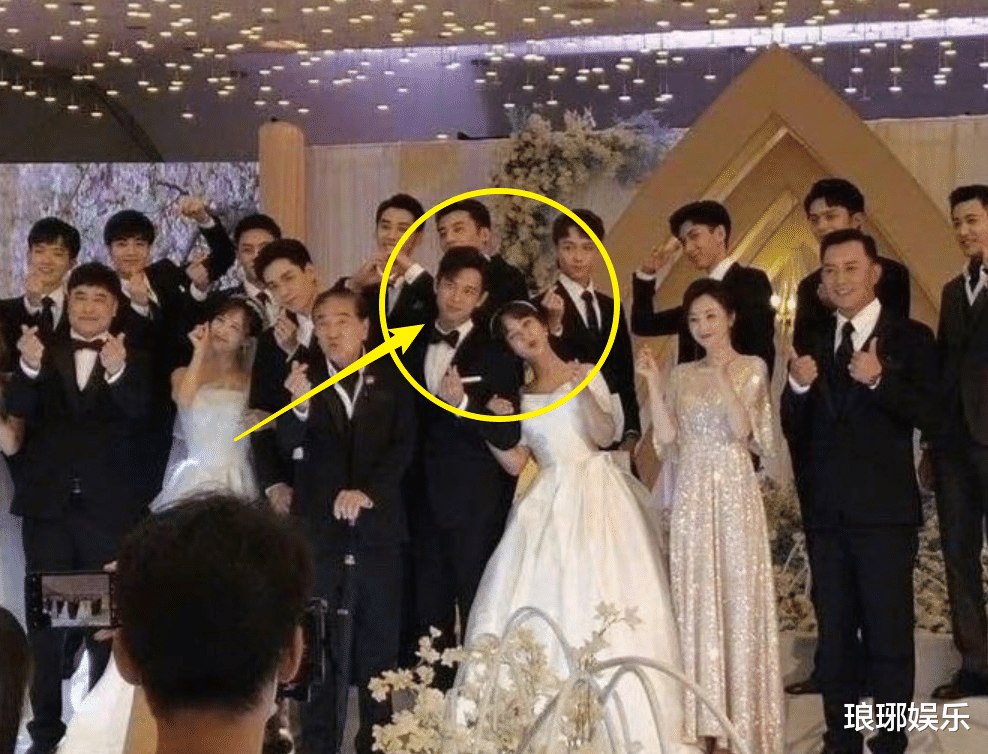 甄嬛|韩商言佟年婚礼现场，杨紫穿婚纱成全场焦点，我却关注李现的眼神
