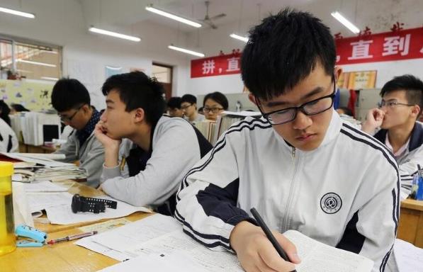 女孩 学生偷拍女生裙下，开学仅一天就被开除，网友：多年寒窗毁于一招