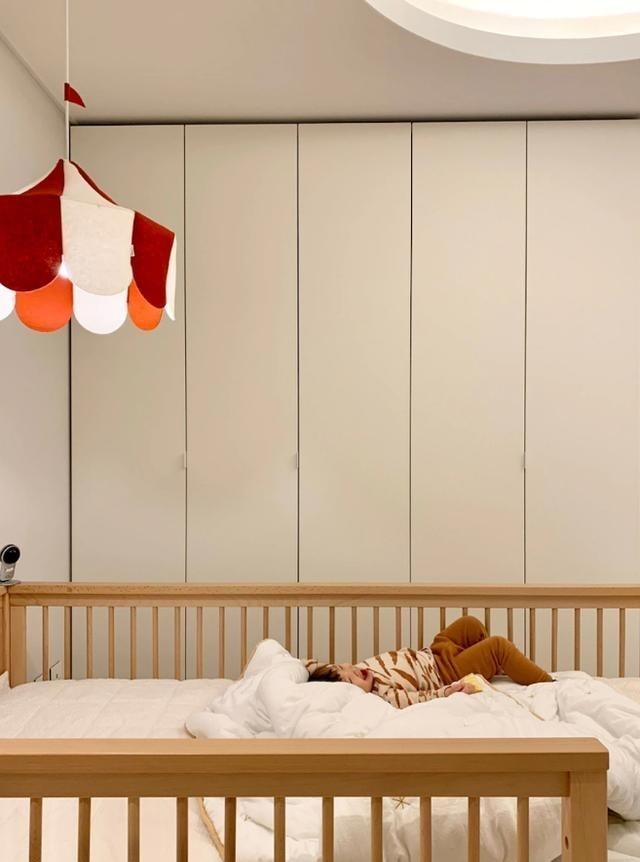 156㎡把客厅当作中心，简单摆放2件家具，宽敞空旷从孩子需求出发