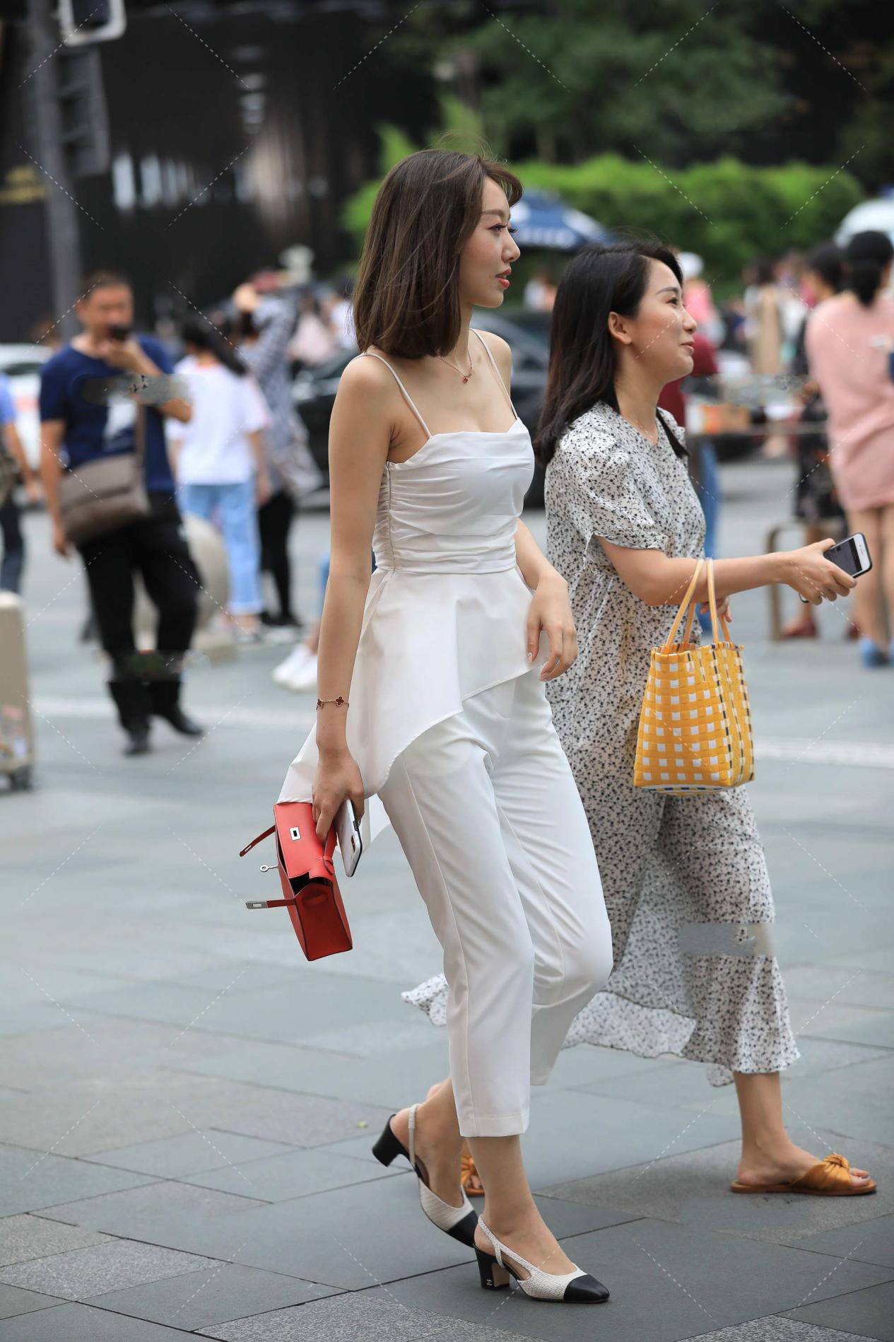 |白色修身套装，简单大气，凸显独特气场