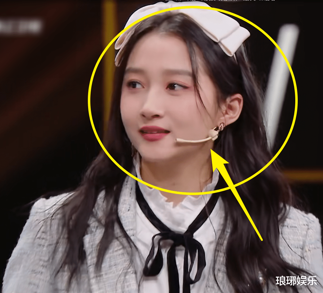 黄晓明|王牌6关晓彤黄晓明站一起，同被质疑身高，看清差距谁撒谎很显然