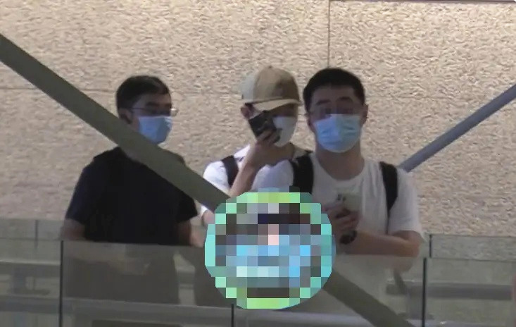 全球时尚号|霍尊风波后首次露面，火凤穿外套短裤接机，全程和儿子无交流