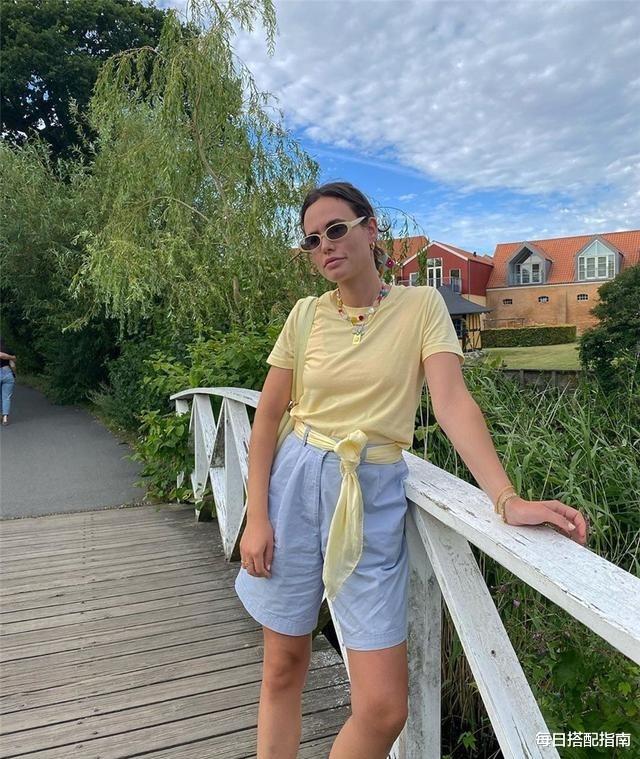 每日搭配指南|T恤别总穿黑白灰了，今夏更流行“糖果色T恤”，时髦减龄还百搭