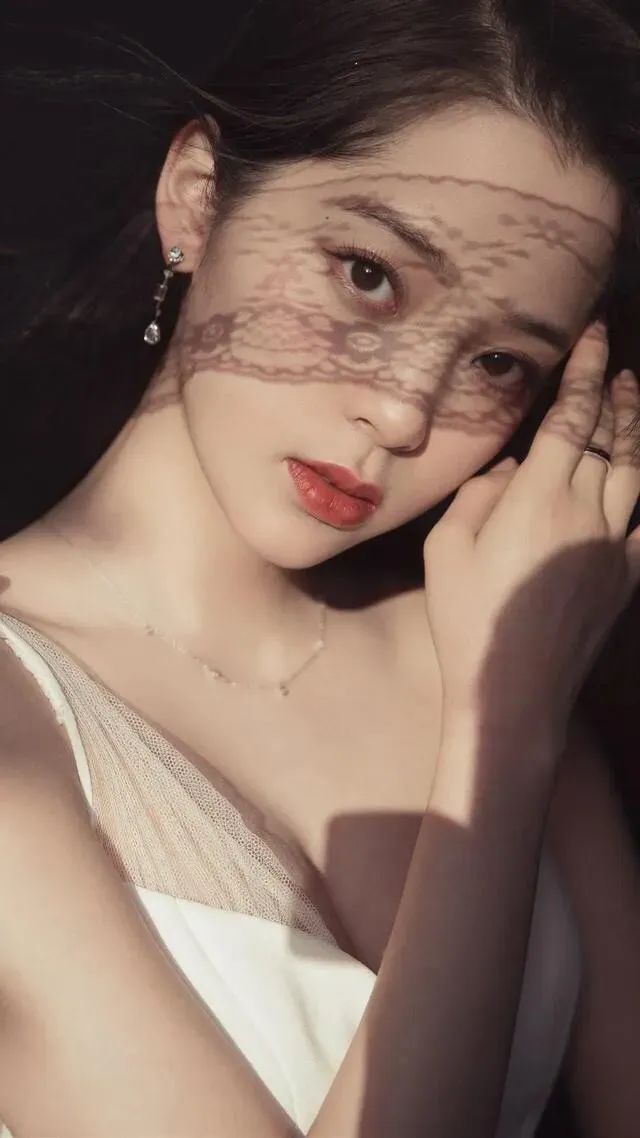 张哲瀚|欧阳娜娜，身材丰满，长腿女神，好想娶她