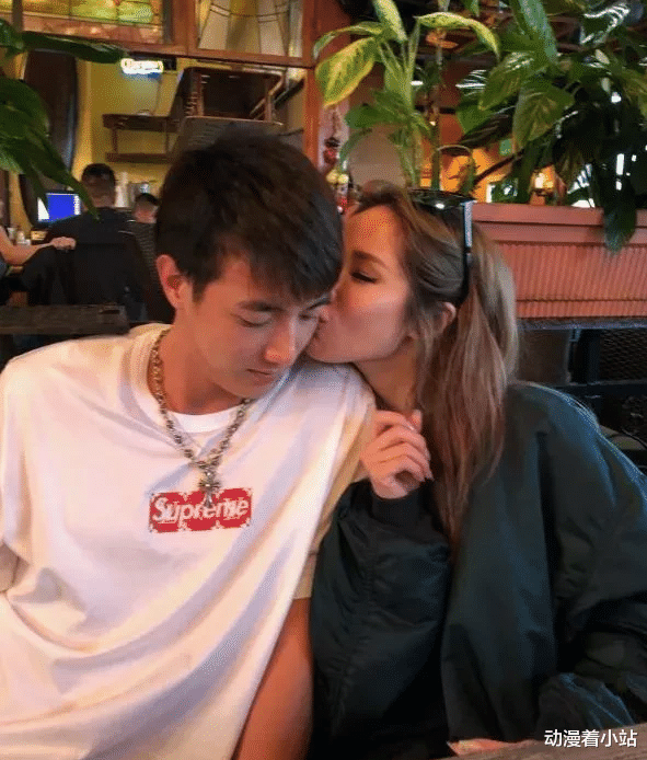 萧亚轩|网曝萧亚轩着了小男友的道，对方一直从她身上套钱，为分手做准备