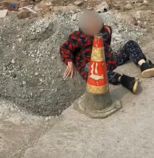 途虫百味旅途 重庆一老人摔倒路边，十几分钟无人敢管，女子拍下视频才去扶