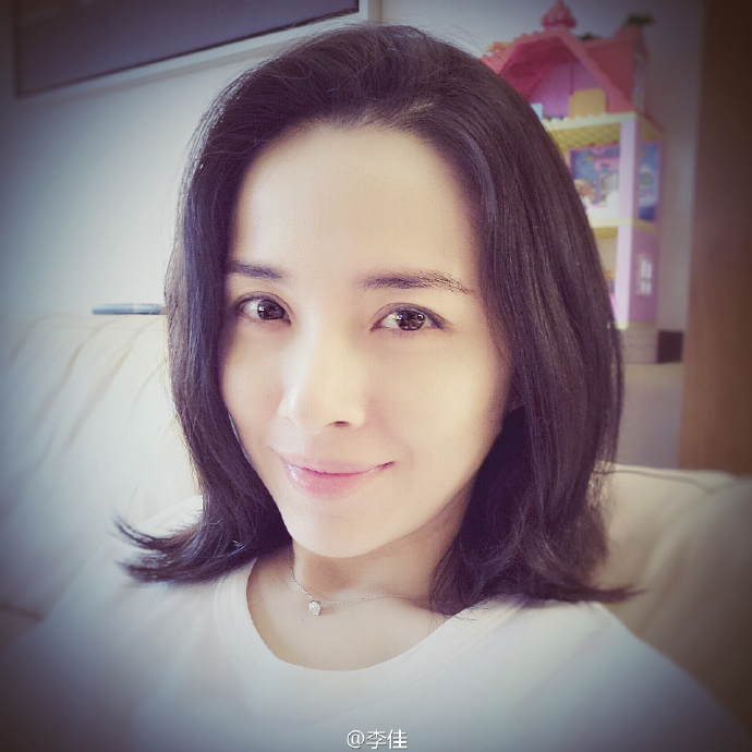 靳东|靳东妻子李佳，晒出近照，打扮低调随性，他们的大儿子实在太帅了