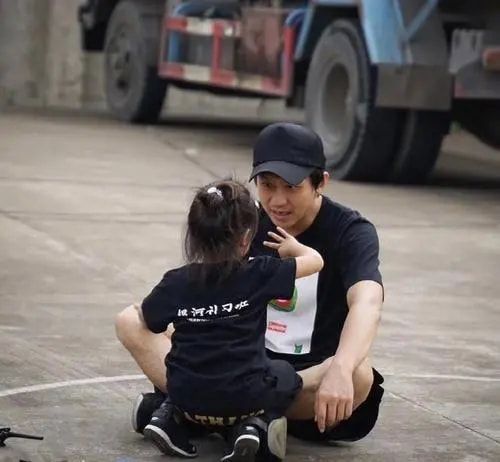 邓超|5位娱乐圈的“女儿奴”，杨烁刘烨在榜，“荧幕硬汉”也彻底沦陷