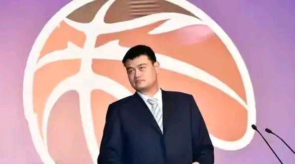 C罗|球员冻得搓手，主教练穿上羽绒服，亚洲第一篮球联赛CBA太业余
