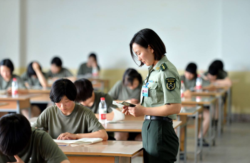 文职|军队文职招聘“遇冷”，高待遇仍有8200多岗位空缺，原因很现实