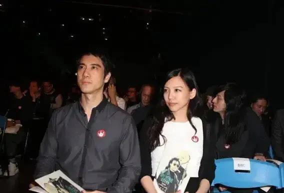 李靓蕾|从没见李靓蕾装穿件漂亮的礼服，都是穿得很朴素