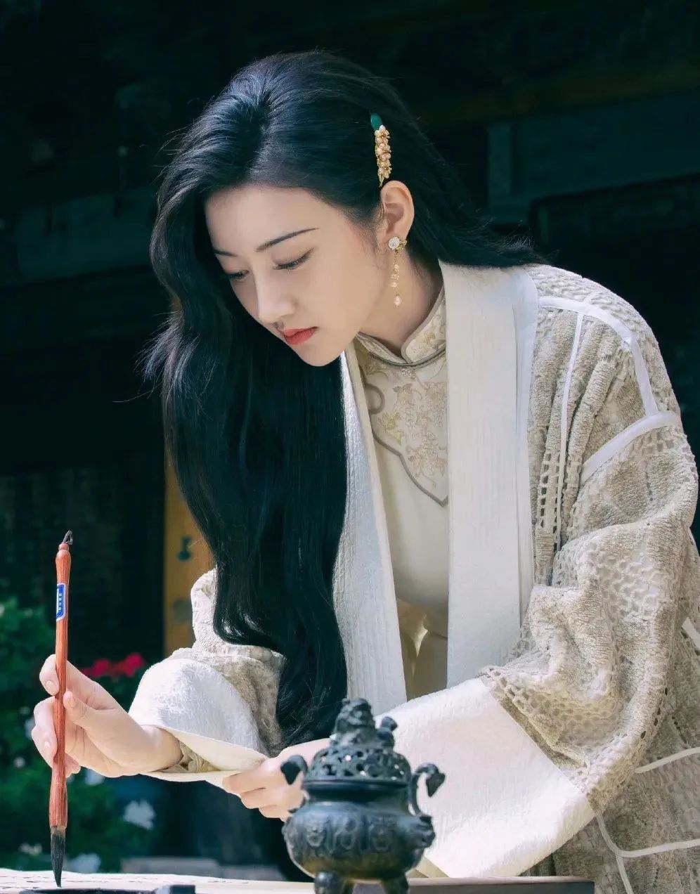 潮帮先生|从景甜的旗袍到童瑶的校服，旧上海女人穿衣也太惊艳了