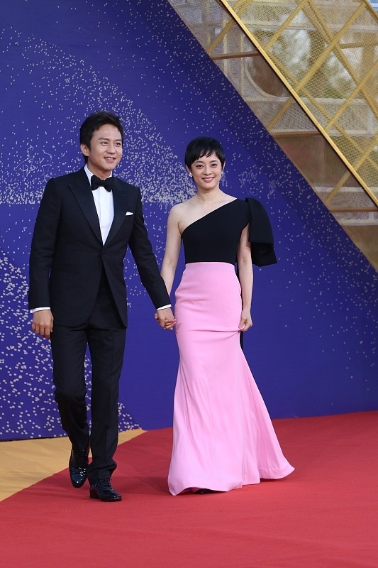 刘美华时尚 孙俪和老公的感情真好,穿的半裙也很可爱,无论几岁还是很可爱