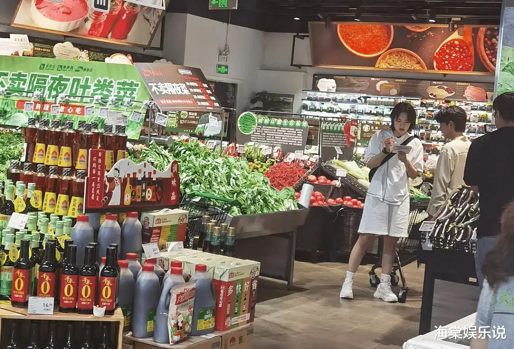 中餐厅|华为千金在《中餐厅》与丁真同框，穿白T身材圆润，比丁真还壮实