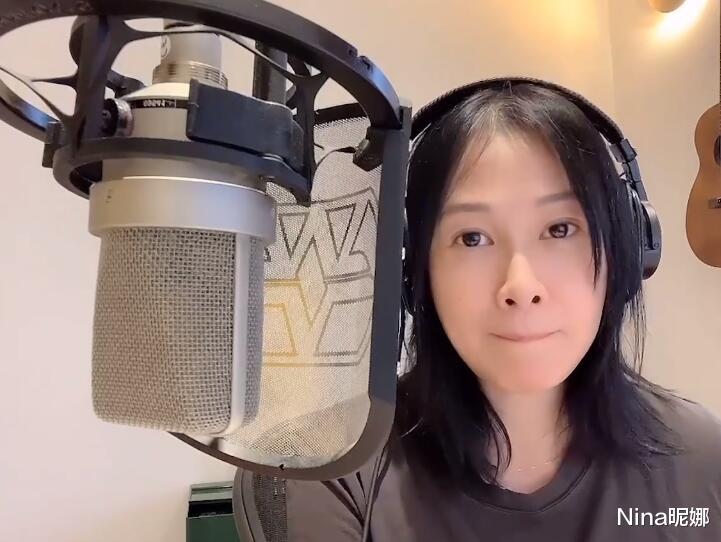 Nina昵娜|刘若英高调为河南加油打call，穿黑色T恤唱歌助威，素颜婴儿肌零瑕疵没毛孔