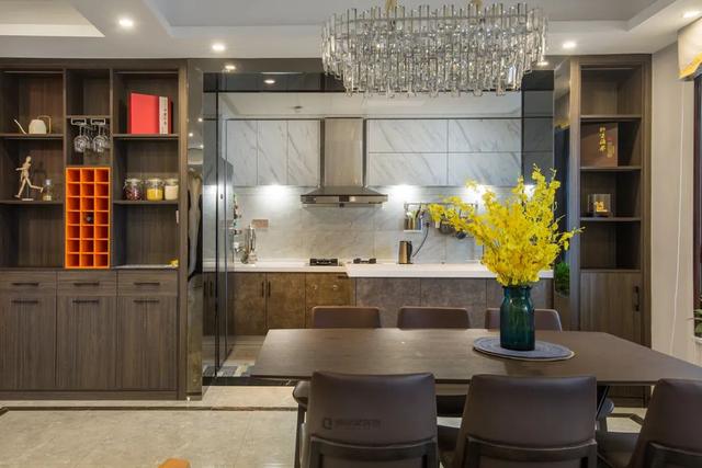 120㎡现代轻奢，深色家具+鲜艳软装，营造稳重又活泼的空间