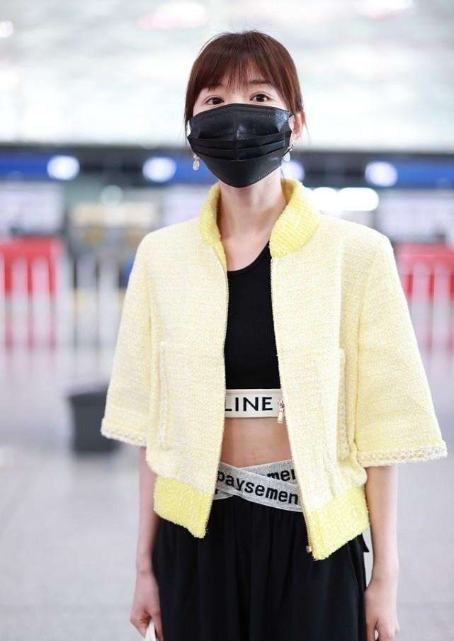 生活赋予情感|毛晓彤的脸蛋变得圆圆的，一看就很好捏，少女感不输小姑娘