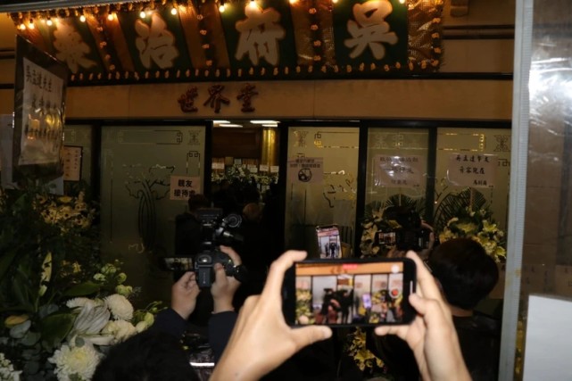 吴孟达|吴孟达出殡白发母亲首现身,伤心痛哭步履蹒跚,需俩亲友搀扶