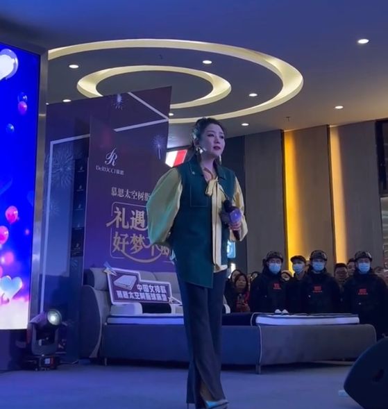 何洁|何洁贵阳参加商演，歌声动人身材有些圆润，“养3个孩子不容易”