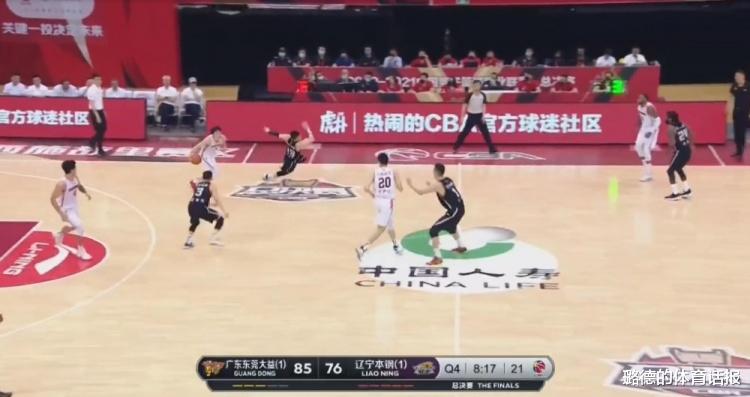 胡明轩|19分3板!变向晃飞郭艾伦 杜锋为你出头 胡明轩你太圈粉