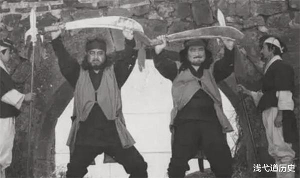 刽子手|在清朝末年，刽子手的收入有多少，砍一颗头相当于现在多少钱？