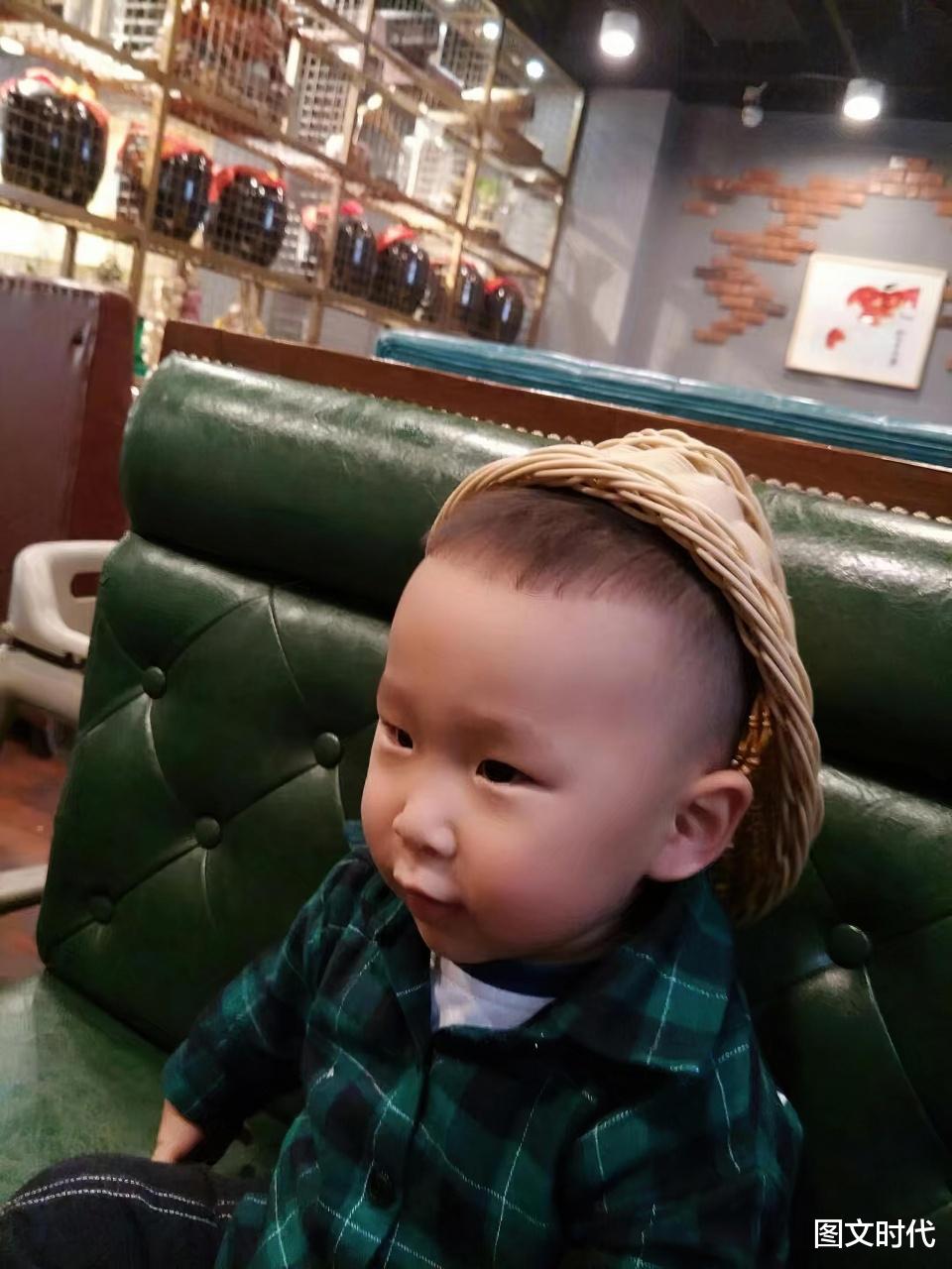 图文时代 小暖男患罕见病后父亲消失，走之前还调包爱心款：这钱给他没用