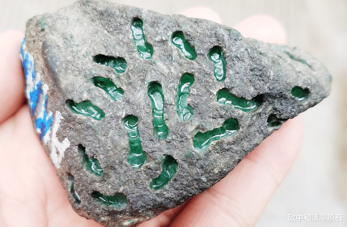 翡翠|美女花5000买下莫西沙翡翠原石，一刀切开后笑得合不拢嘴