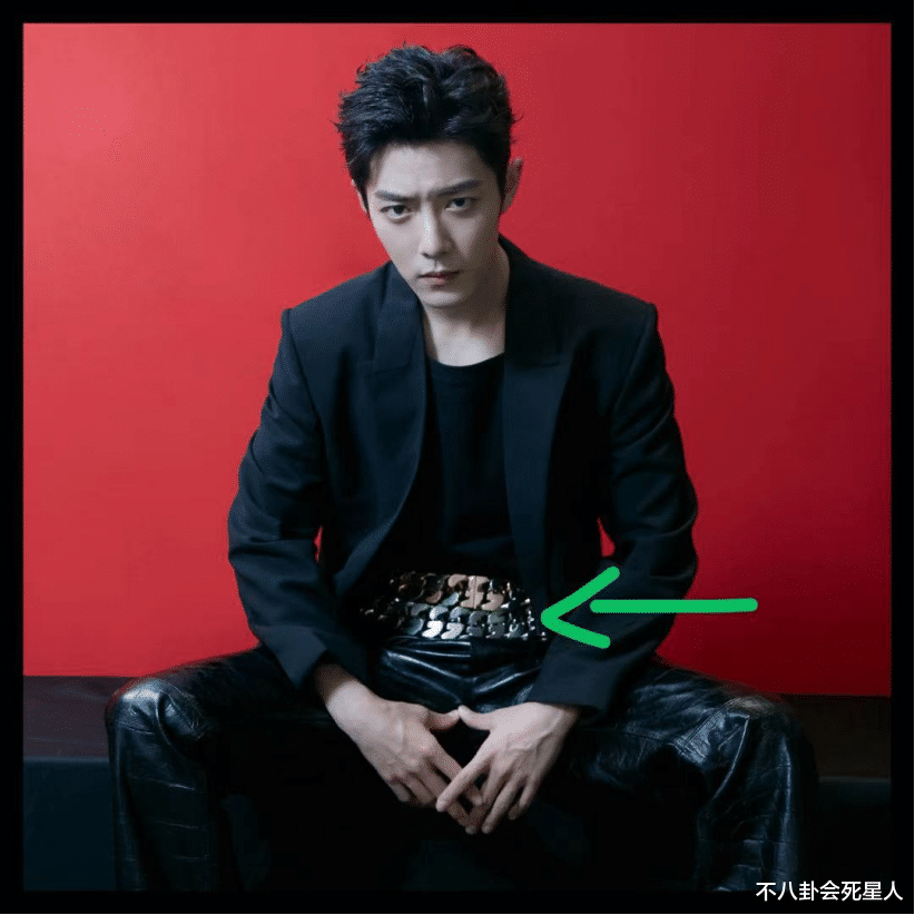 春晚|卫视春晚男星造型翻车：肖战皮裤显腿粗壮，吴亦凡穿奶奶睡袍