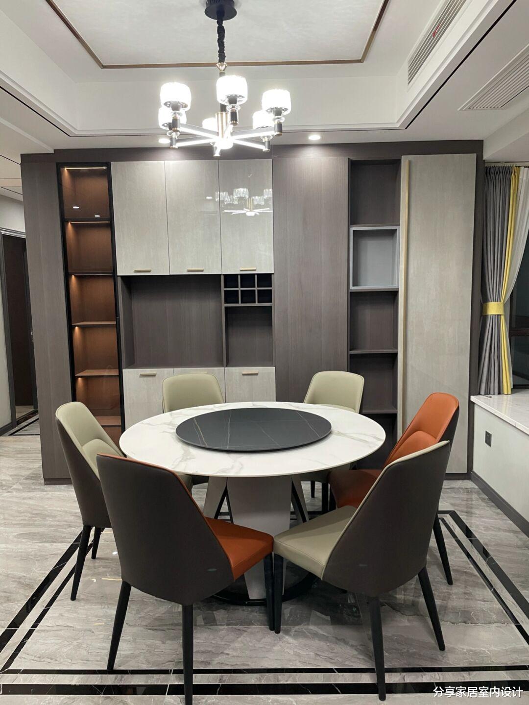 |她家现代简约风格,吊顶贴金属线条,设计悬空电视墙美观又大气!