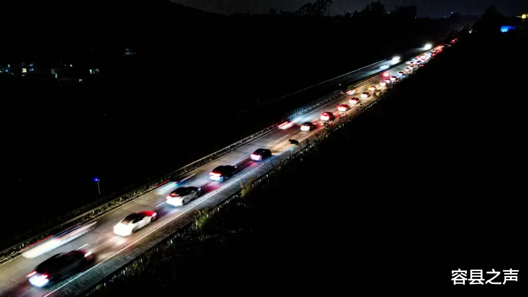 容县之声 节后返程高峰来袭，堵堵堵！广西高速上演堵车大片，从白天堵到黑夜