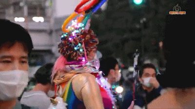 万圣节|日本万圣节不太平！男子cos“小丑”故意持刀伤人，多名女子被跟踪猥亵，当班警察：太乱了，真的累了！