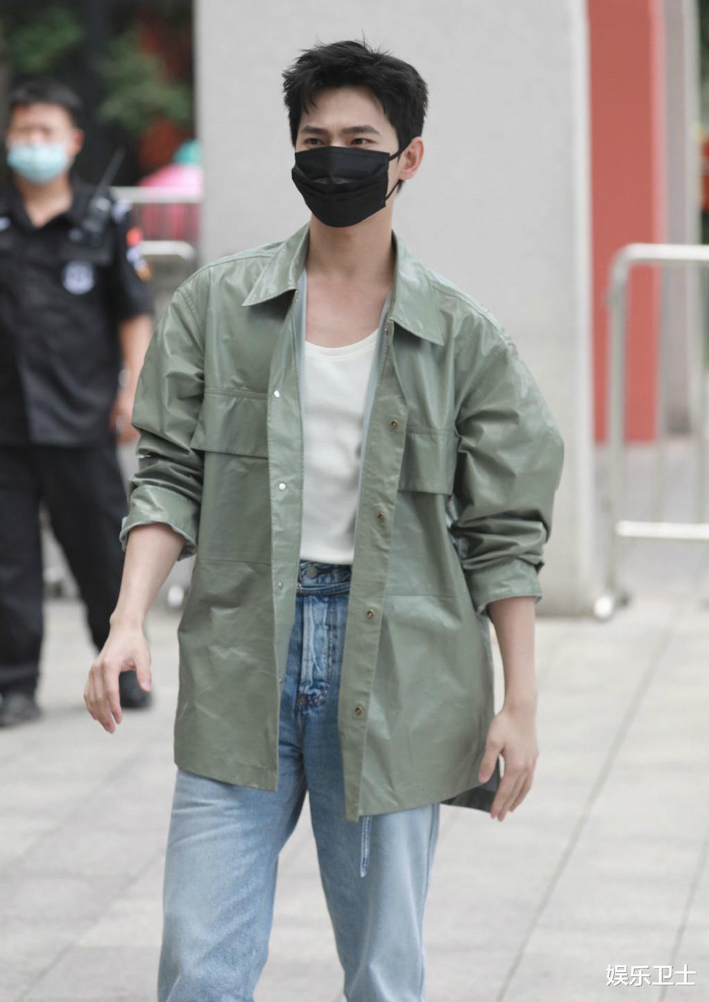 迪丽热巴|荣耀夫妇发糖！杨洋发文问迪丽热巴还气吗，热巴甜蜜回复还喂杨洋吃包子