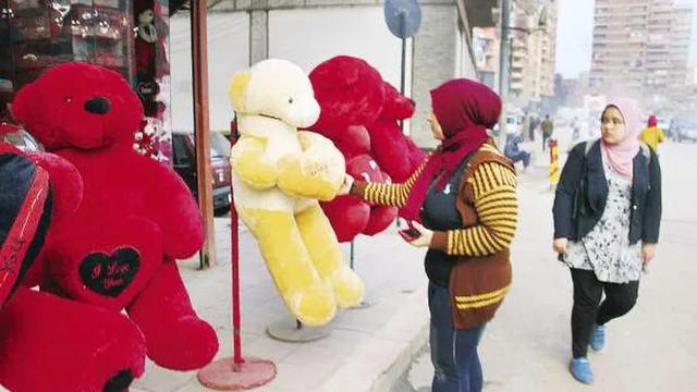 前沿大观察 新冠疫情下的埃及情人节,昔日销售火爆场景难再现(图)