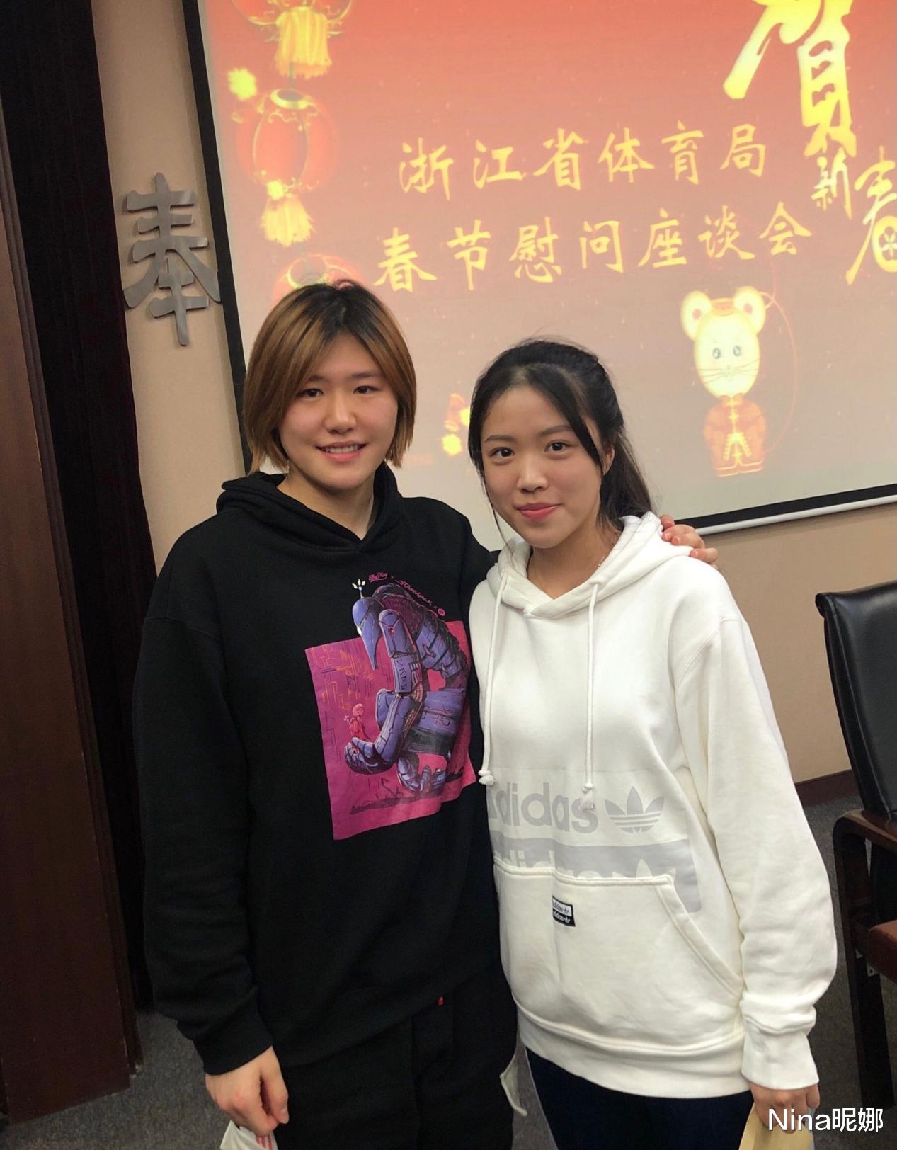 00后|00后清华学霸杨倩真给自己长脸,戴小黄鸭染美甲拿冠,站C位领奖台闪耀东京奥运会