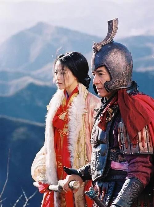 成龙|成龙51岁遇到了28岁最美金喜善，成龙64岁再见41岁“最胖”金喜善