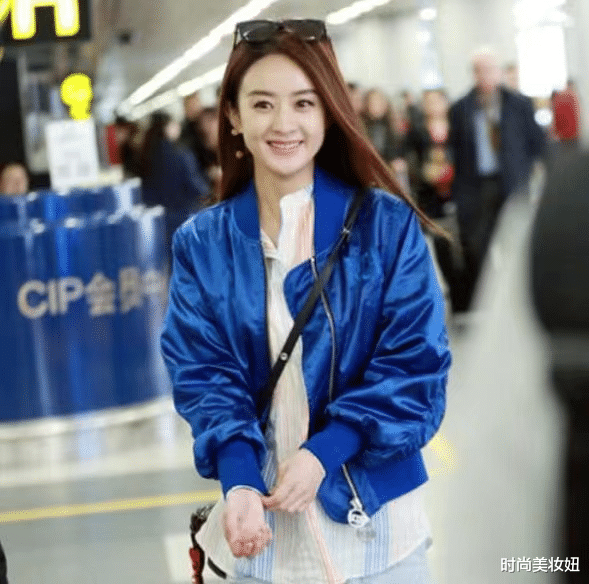 赵丽颖|赵丽颖离婚后真会穿，蓝色夹克配牛仔裤洋气减龄，说大学生都信