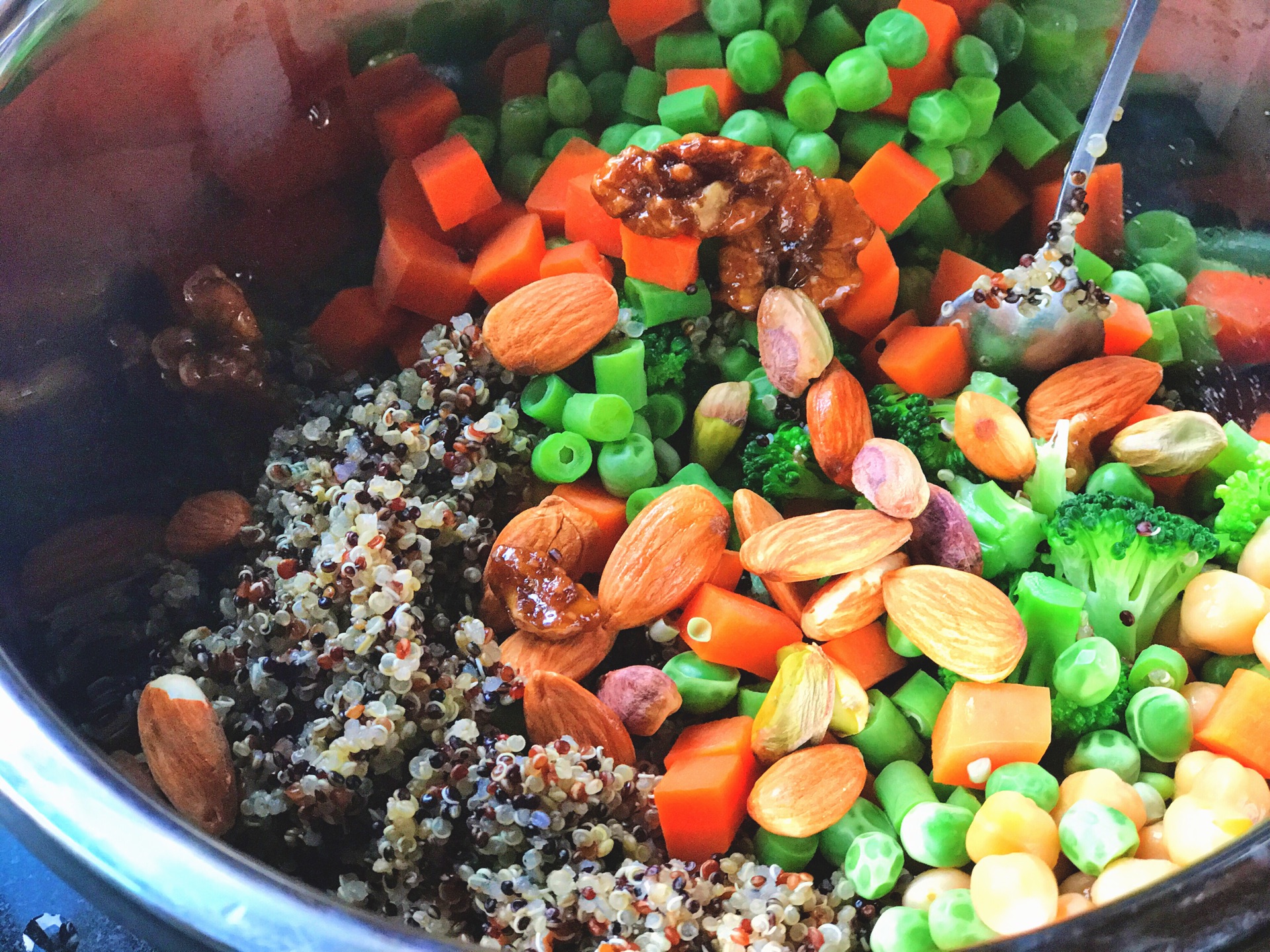 |低糖低脂的藜麦怎么吃？试一试这款蔬菜沙拉，减肥期间也要吃好