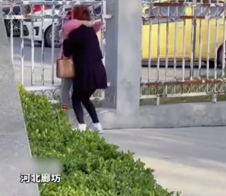 求职|女子求职因“条件差”被拒,看到有孩子在外面等她,老板直接录用