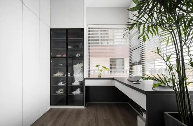 76㎡黑白灰小三居，主卧的设计有点骚