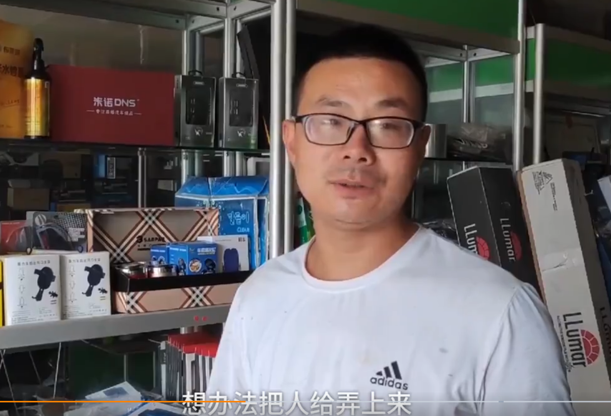 温度情感|甘肃兰州:一名司机开车冲下河,“表演”倒扣,车上全员被困水中