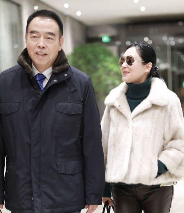 BiuVogue 陈红穿貂绒外套出门，气质太有阔太范，连陈凯歌都没她抢镜