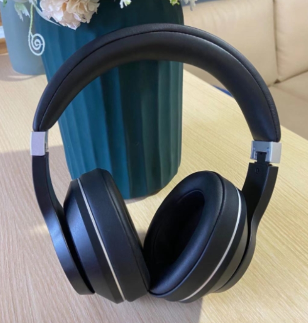 |圣誕節送什么禮物好，頭戴藍牙耳機作為圣誕禮物很合適
