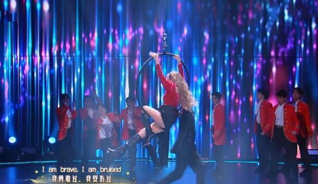 傅园慧|安崎遇舞台事故，短裙被勾起，随后临场反应暴露真实女团实力