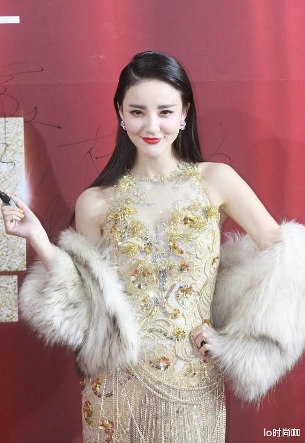 lo时尚咖|刘雨欣气质真挺好，穿无袖裙秀纤细手臂，金色链条流苏显个性