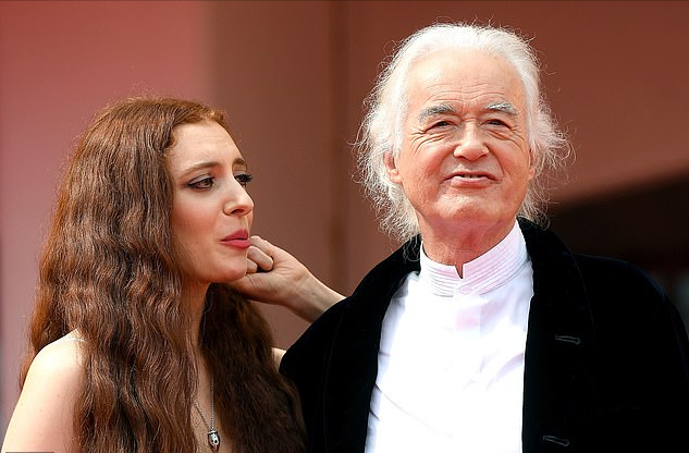 威尼斯|77岁爷爷和32岁女友亮相威尼斯！女友裸色睡衣风太好看，女神气质