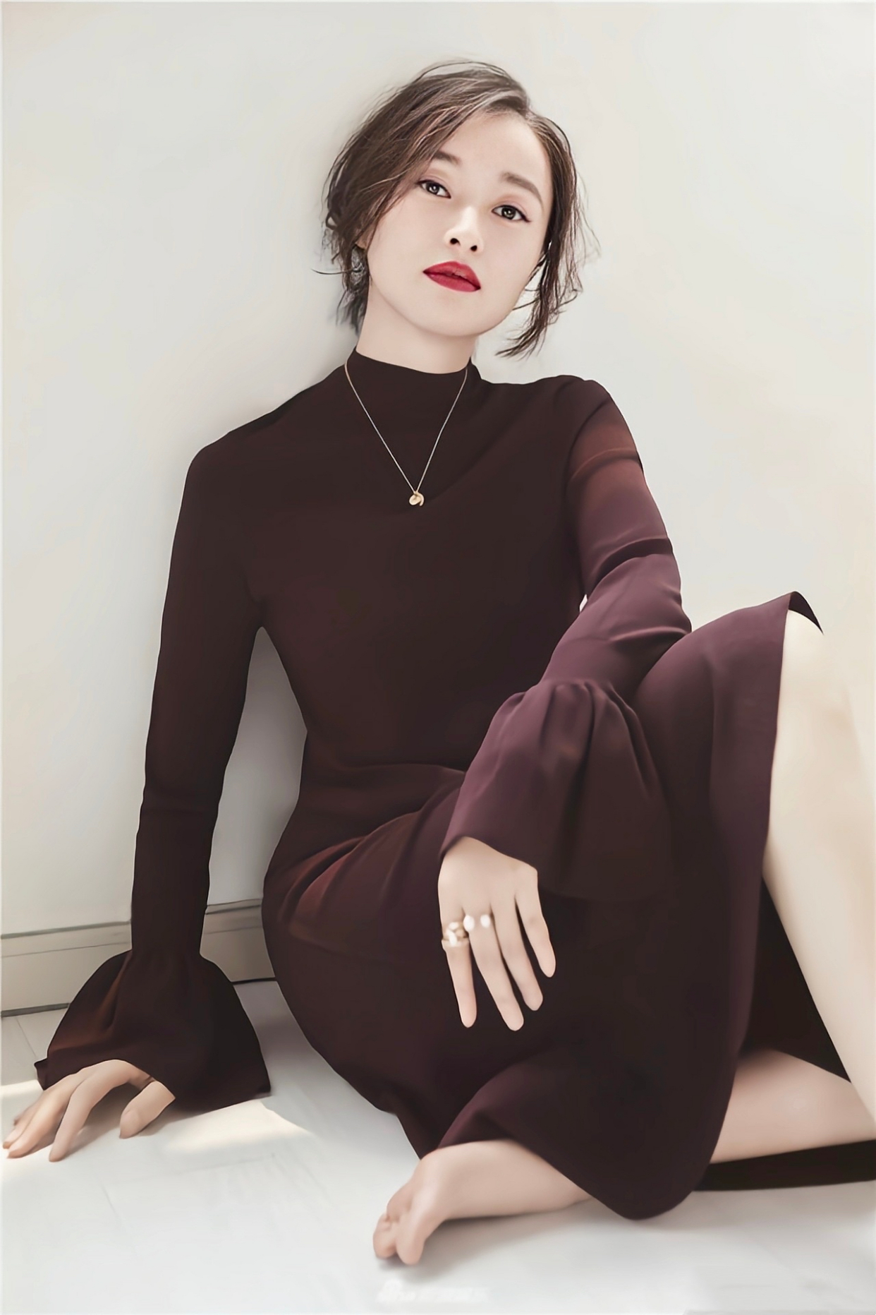 哚乐Like时尚 吴越终于高调，一袭黑色星河丝绒抹胸裙神秘高贵，轻松美成焦点