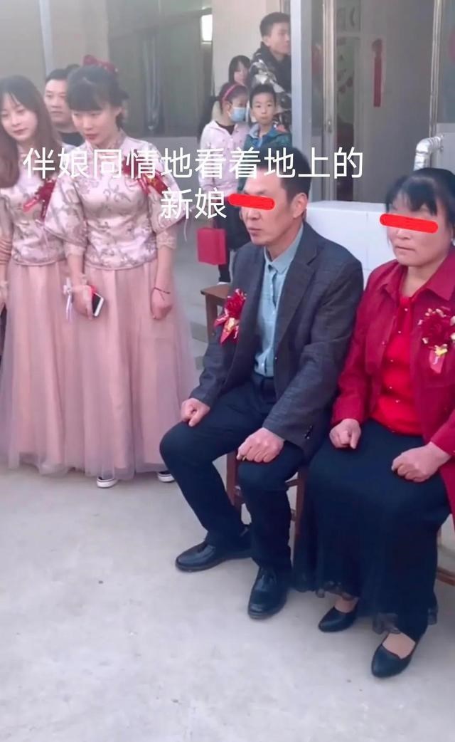 蔡小贩|贵州:说好的改口费没了,新郎新娘跪地半小时不起,场面相当尴尬