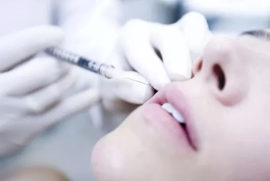 图说视界 高溜整容致鼻子坏死，00后女孩400万整成蛇精脸，看脸的社会整了就赢？